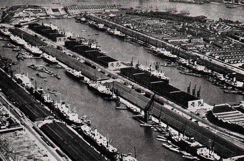 London_King_George_Royal_Albert Docks.jpg