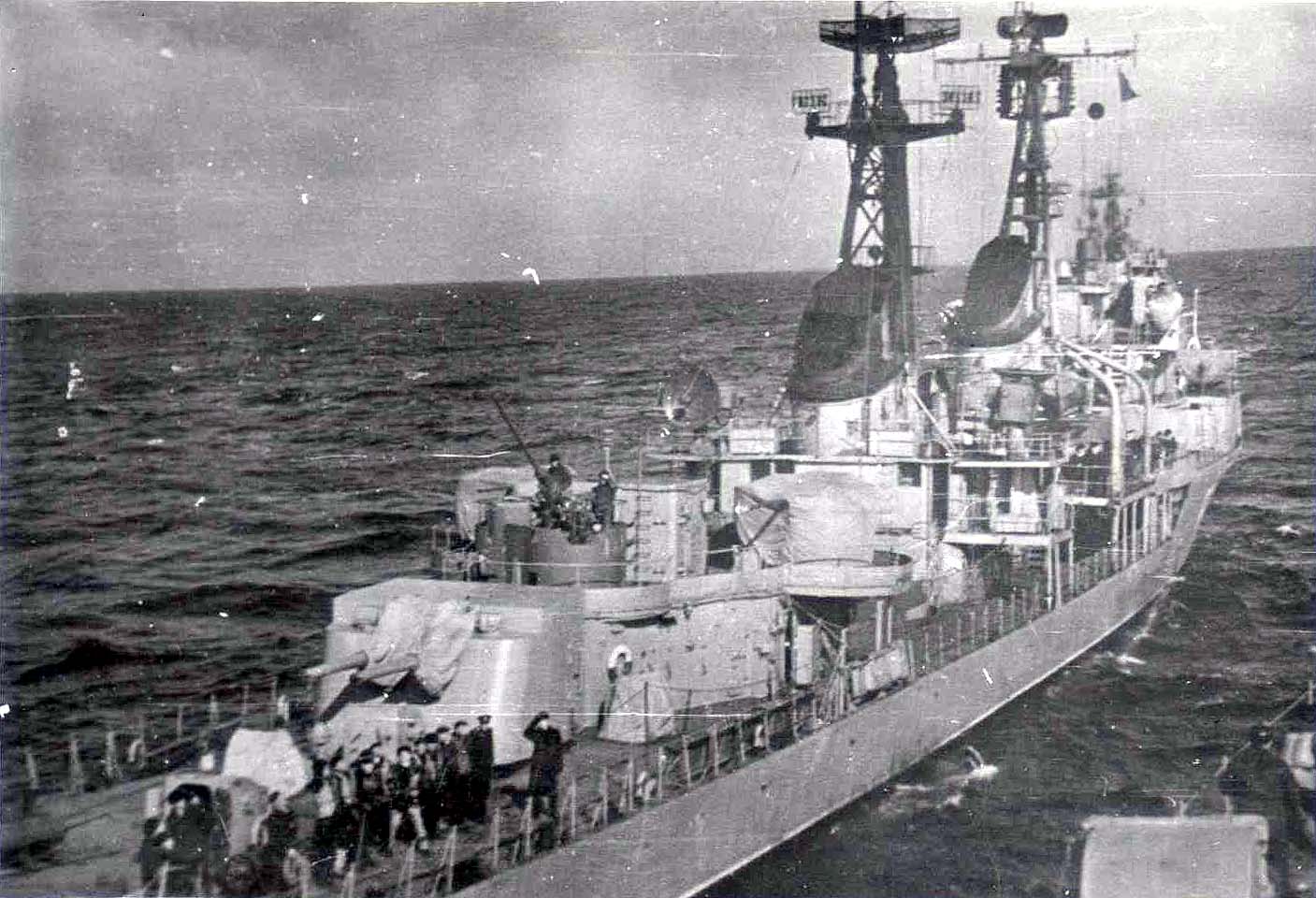 Two_31_project_destroyers_in_open_sea.jpg (172 KB)